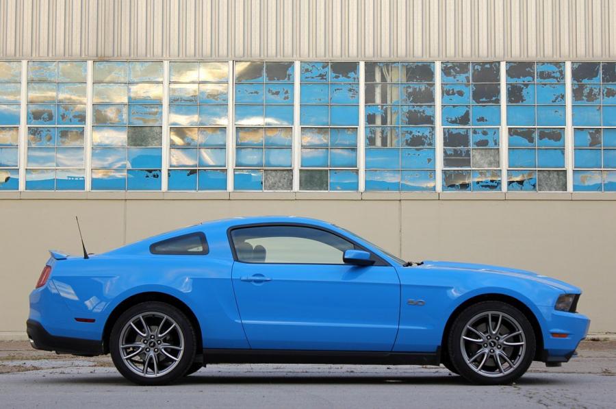  Ford Mustang GT Premium 2011 года  (фото 7 из 33)